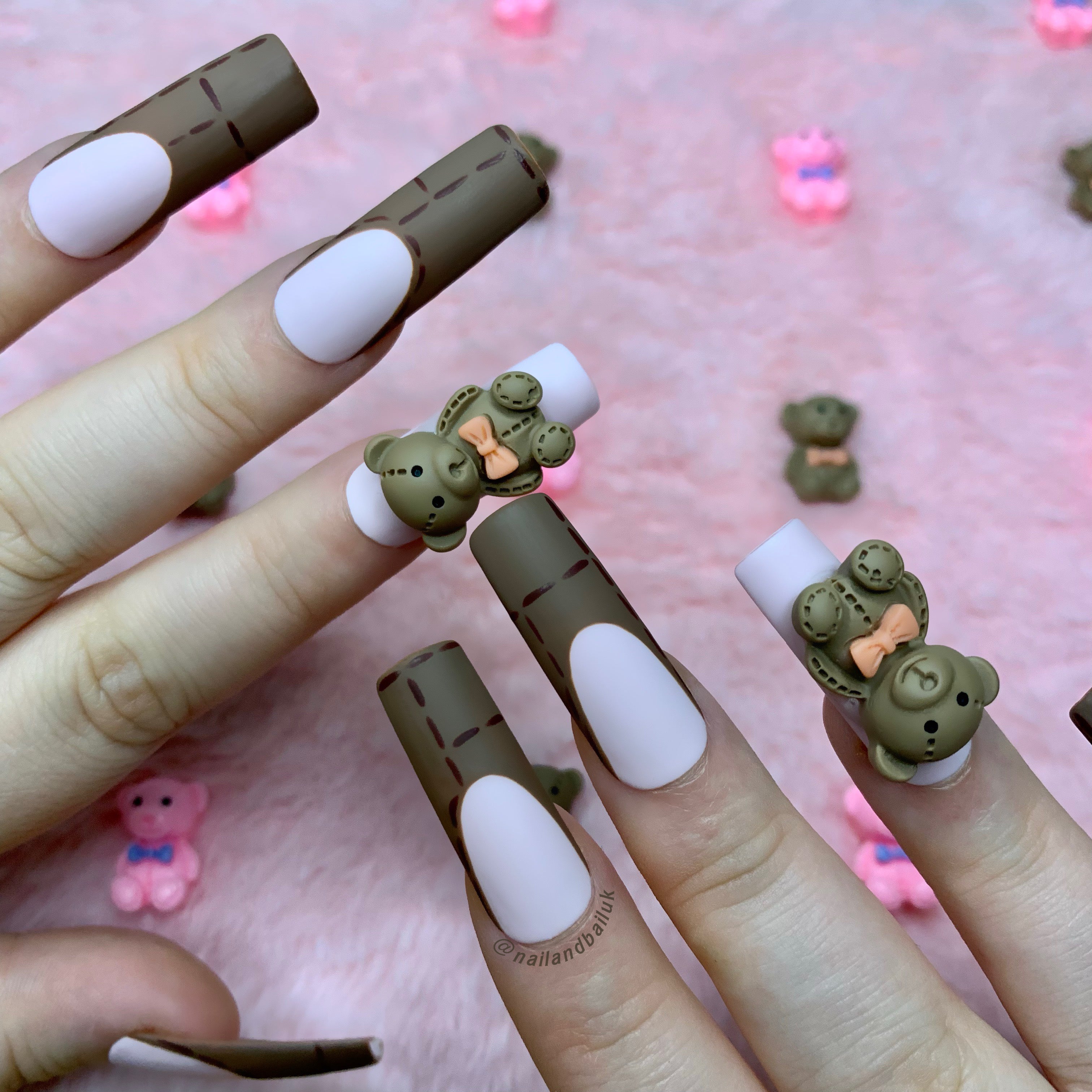 Introducing our "Teddy Tips" Handmade Press On Nails – where sophistication meets playfulness! These press-on nails feature hand-painted brown French tips with stitch detailing and TWO adorable 3D teddy bears. Finished with a velvety matte topcoat, they're perfect for any occasion. Transform your nails into a work of art that's as fun as it is fabulous. Order now and let your fingertips do the talking! 🐻💅✨